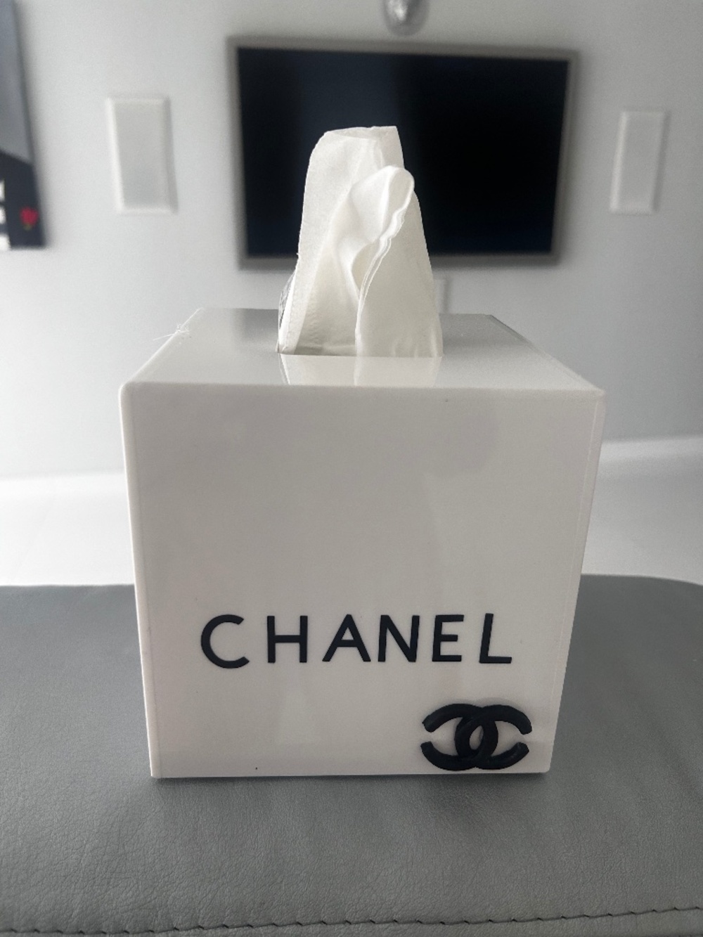 Tissue box/White shinny acrylic tissue pop up box with black letters and CC